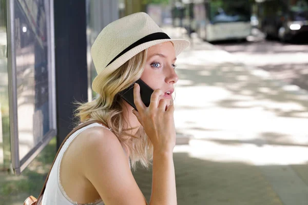 Charmante Vrouw Aan Telefoon Tijdens Het Wachten Bus — Stockfoto