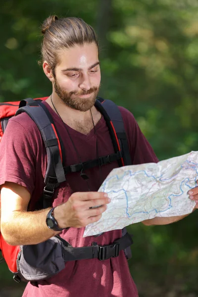 Wanderer Sucht Wald Stehende Karte — Stockfoto