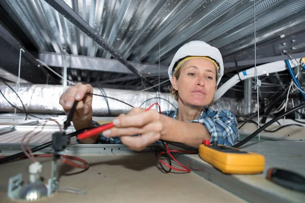 Elektrikerin Testet Ladung Scheinwerferlicht — Stockfoto