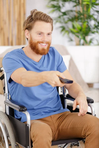 Homem Cadeira Rodas Assistindo — Fotografia de Stock