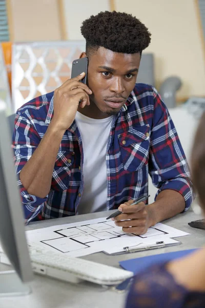 Casual Jonge Architect Met Behulp Van Een Mobiele Telefoon Kantoor — Stockfoto