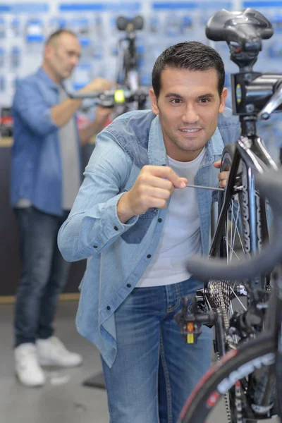 Mann Repariert Fahrrad Sauberer Garage — Stockfoto