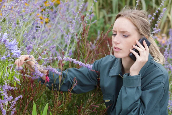 Agricultor Lavanda Femenino Hablando Por Teléfono Celular —  Fotos de Stock