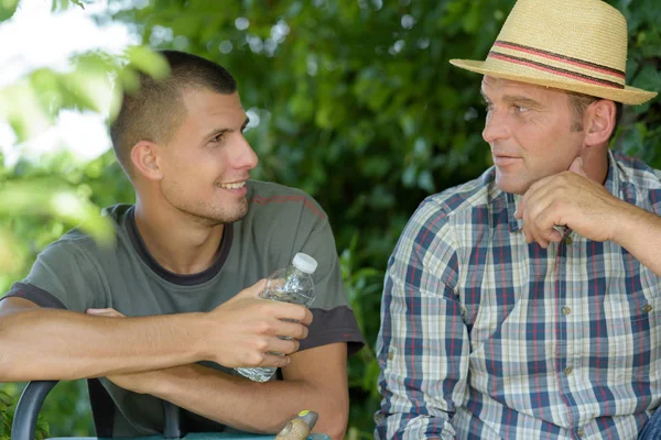 Two Agricultural Workers Taking Break — Stock Photo, Image