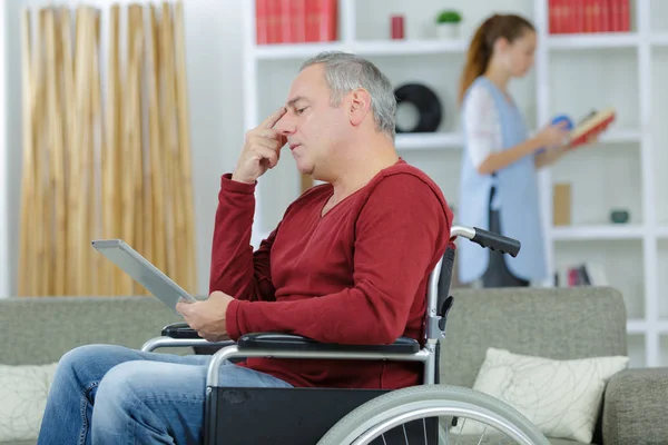 Starszy Mężczyzna Wózku Inwalidzkim Czytający Tablecie — Zdjęcie stockowe