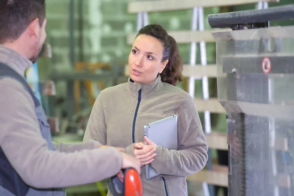 Managerin Gespräch Mit Assistentin Moderner Fabrik — Stockfoto