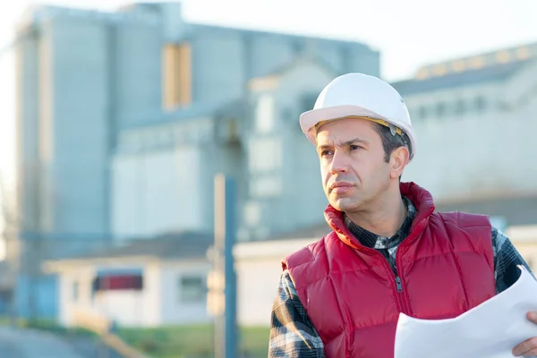 Een Man Met Een Helm Denkt Hoe Verder Gaan — Stockfoto