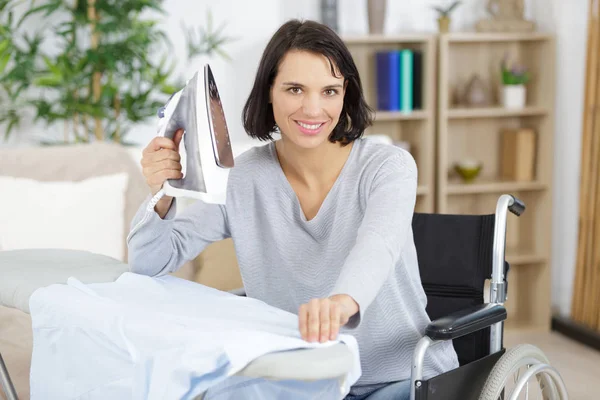 Vrouw Rolstoel Tijdens Het Strijken — Stockfoto