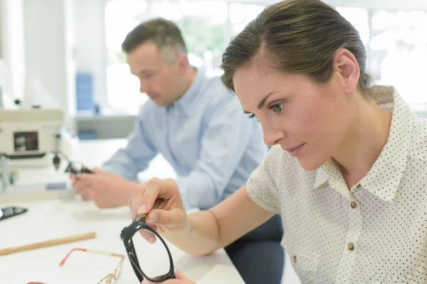 Vrouw Fixes Bril Het Laboratorium — Stockfoto