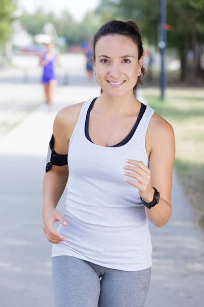 Sportig Kvinnlig Joggare Som Springer Och Tränar Utomhus Naturen — Stockfoto