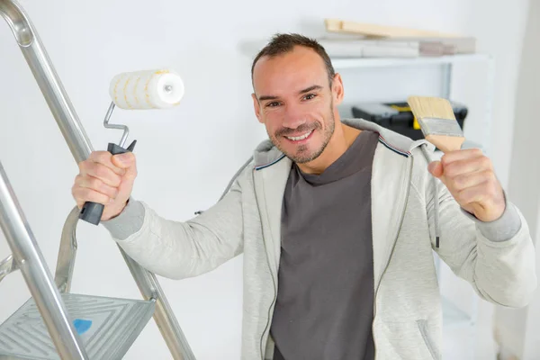 Huisschilder Met Twee Penselen — Stockfoto