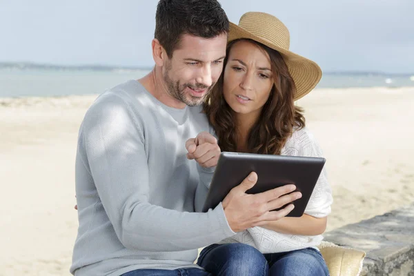 Mooi Jong Paar Hebben Plezier Het Strand — Stockfoto