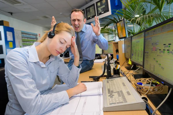 Jefe Enojado Gritando Empleado Oficina — Foto de Stock