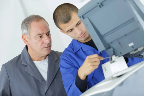 Giovane Apprendista Cartuccia Fissaggio Fotocopiatrice — Foto Stock