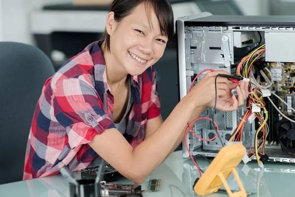 Glad Ung Kvinnlig Tekniker Ett Kontor — Stockfoto