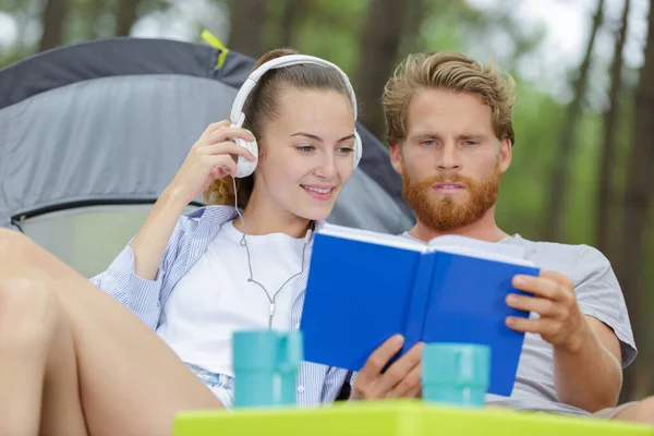 Casal Feliz Acampar Natureza Apontando Para Algum Lugar — Fotografia de Stock