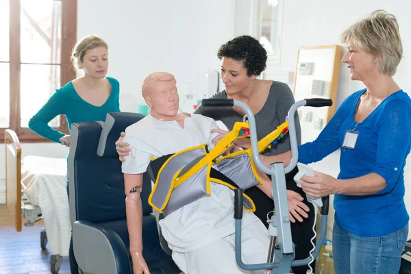 Schulung Zur Unterstützung Mobilitätseingeschränkter Patienten — Stockfoto