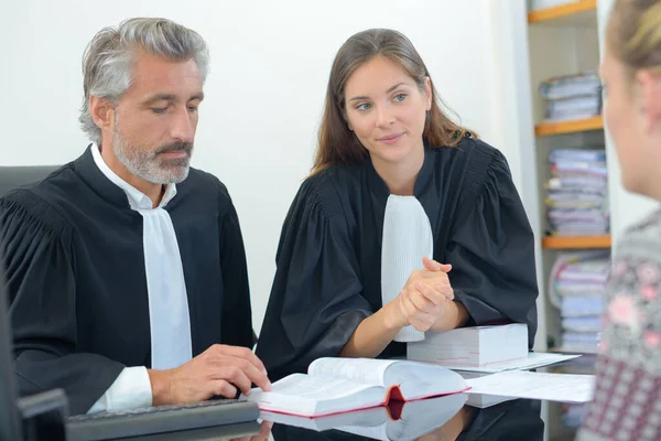 Laien Und Klient Während Der Besprechung — Stockfoto