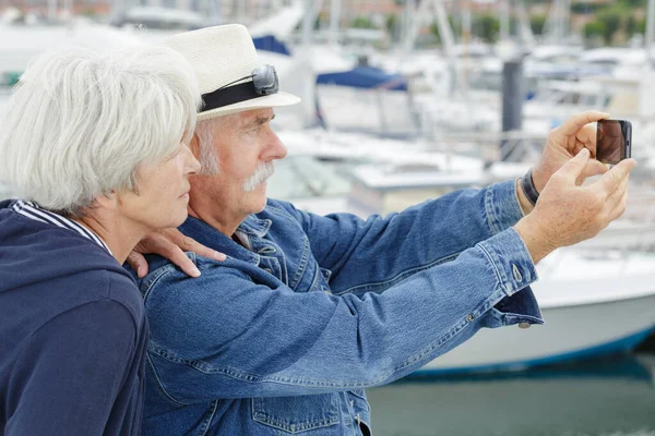 Idősebb Pár Véve Selfie Kamera Kikötőjében — Stock Fotó