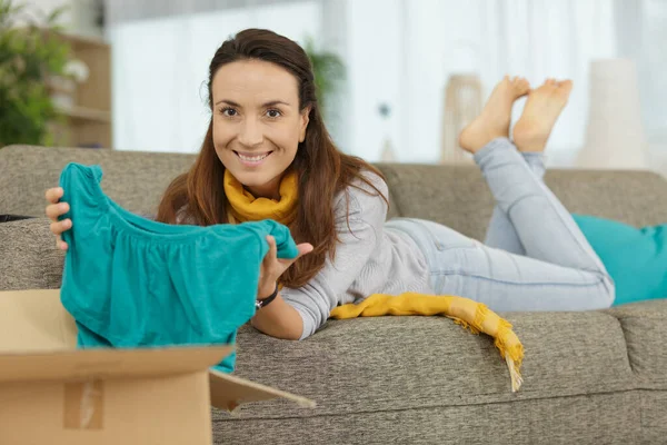 Mulher Bonita Feliz Recebeu Feliz Pacote Roupas — Fotografia de Stock