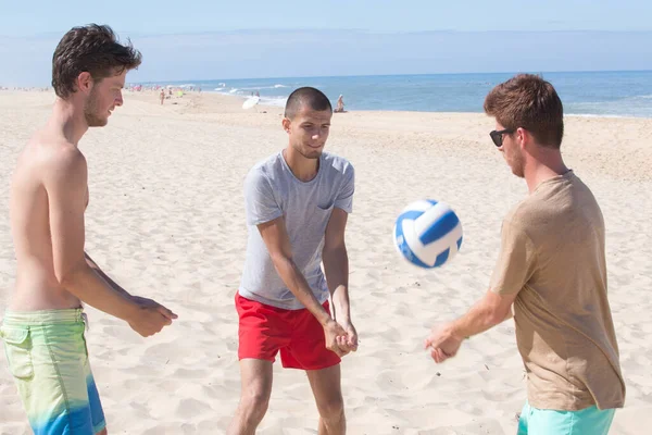 Jonge Mannen Spelen Volleybal Het Strand — Stockfoto