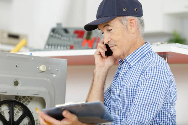Senior Man Telefonos Ügyfélszolgálat Útmutatóért Készülék Telepítése — Stock Fotó