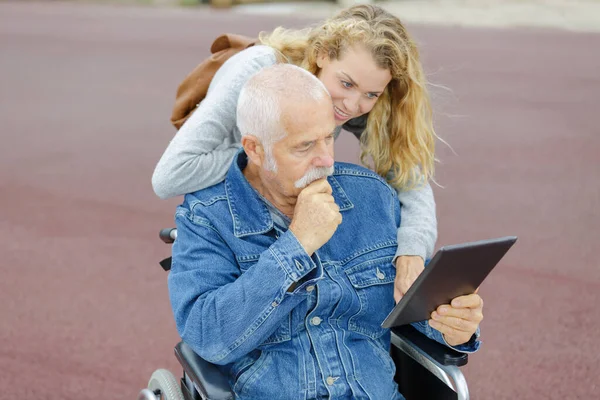 Homme Fauteuil Roulant Avec Fille Attentionnée — Photo