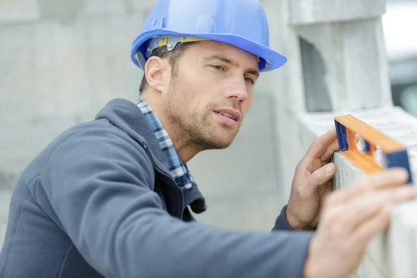 Bauarbeiter Arbeitet Mit Betonklotz — Stockfoto