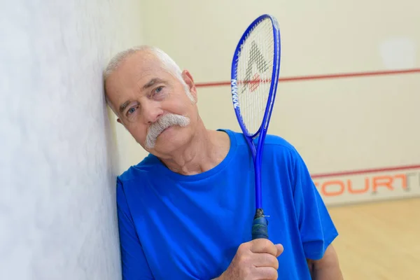 Giocatore Tennis Senior Guardando Fotocamera — Foto Stock