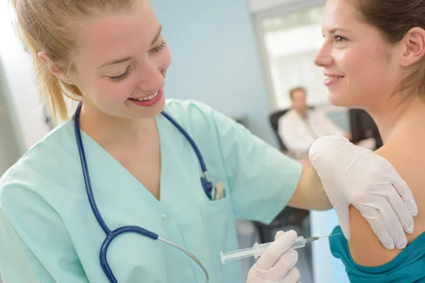 Enfermeiro Que Administra Injecção Doente Sexo Feminino — Fotografia de Stock