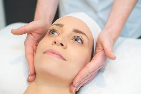 Proceso Masaje Tratamientos Faciales Salón Belleza — Foto de Stock