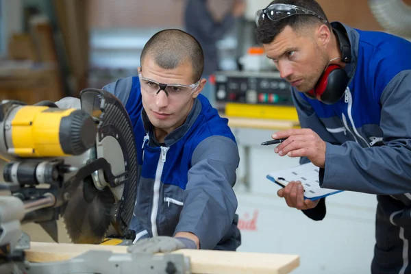 Mechanik Pracujący Piłą Tarczową — Zdjęcie stockowe