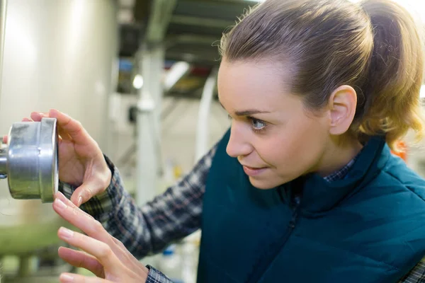 Effektiv Kvinnlig Ingenjör Roterande Ventil Tank Inne Fabrik — Stockfoto