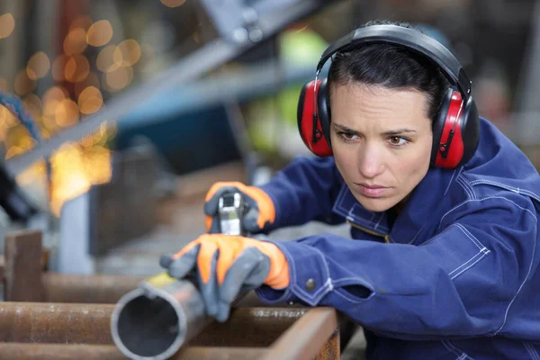 Vrouw Werkt Met Water Generator — Stockfoto