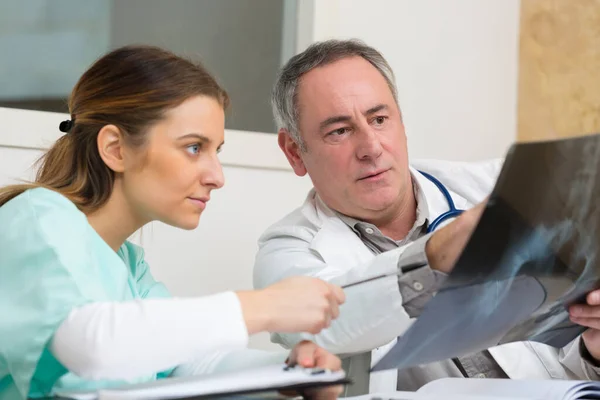 Experienced Male Orthopedist Talking His Female Colleague — Stock fotografie