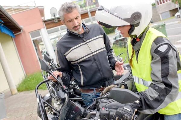 Motosiklet Eğitmeni Bayan Motorcuyla Derse Hazırlanıyor — Stok fotoğraf