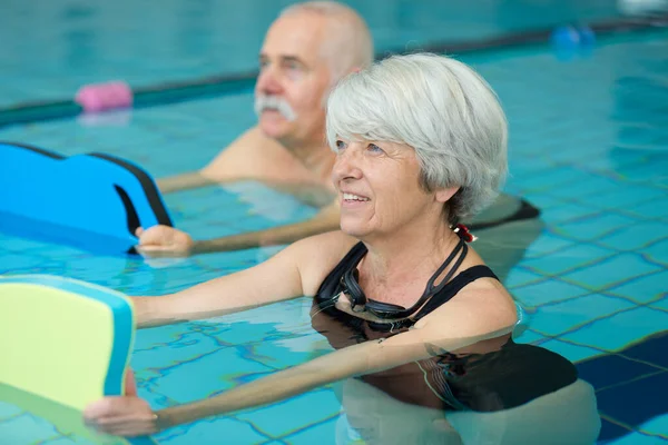 Senior Žena Manžel Cvičení Bazénu — Stock fotografie