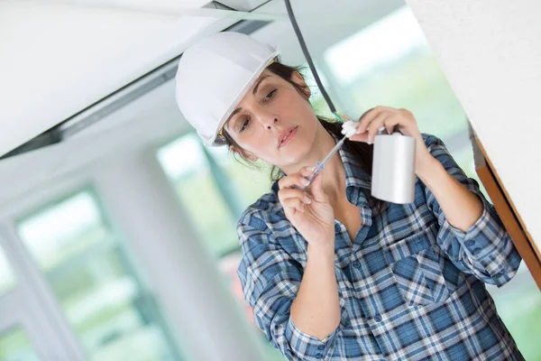 Kadın Elektrikçi Güvenlik Kamerası Kuruyor — Stok fotoğraf