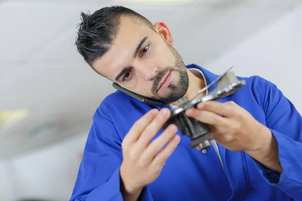 Mechanic Holding Part Smartphone Shoulder Ear — Stock Photo, Image