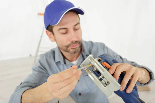 Male Worker Fixing Cutting Machine — Stock Photo, Image