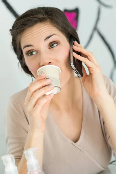 Mulher Com Café Telefone — Fotografia de Stock
