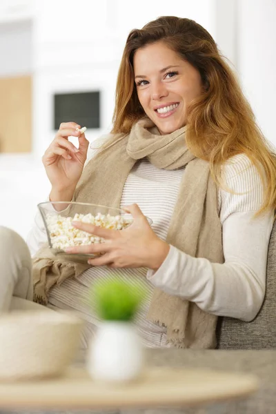 Mujer Feliz Comiendo Palomitas Maíz — Foto de Stock