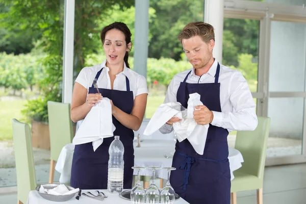 Kellnerin Und Kellnerin Polieren Besteck Vorbereitung — Stockfoto