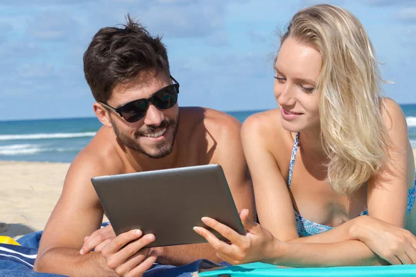 Casal Amoroso Usando Tablet Praia — Fotografia de Stock