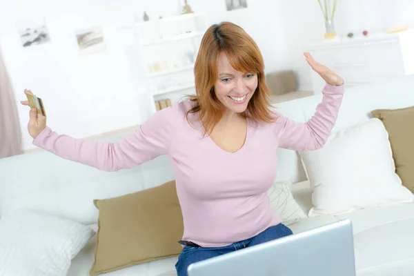 Mulher Feliz Com Laptop Trabalhando Casa — Fotografia de Stock