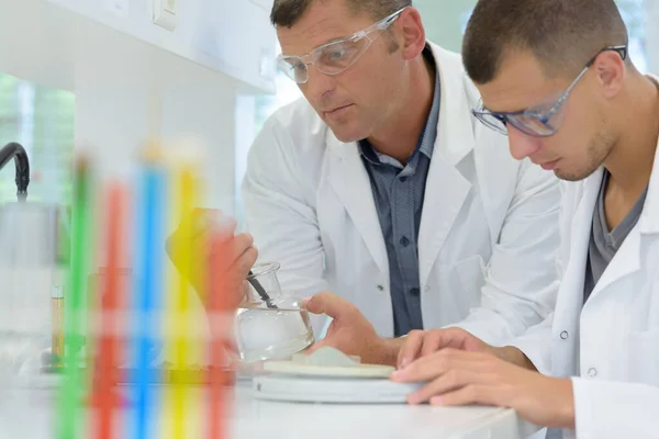 Kimya Laboratuarında Çalışan Erkek Öğrenci — Stok fotoğraf