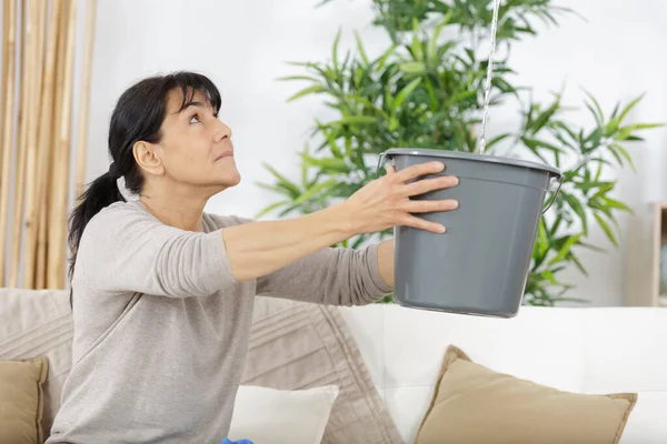 一个成熟的忧心忡忡的女人拿着桶 — 图库照片