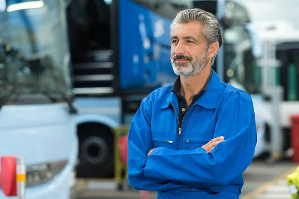 Volwassen Man Bus Depot — Stockfoto