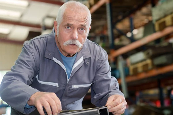 Portret Van Senior Werknemer Magazijn — Stockfoto