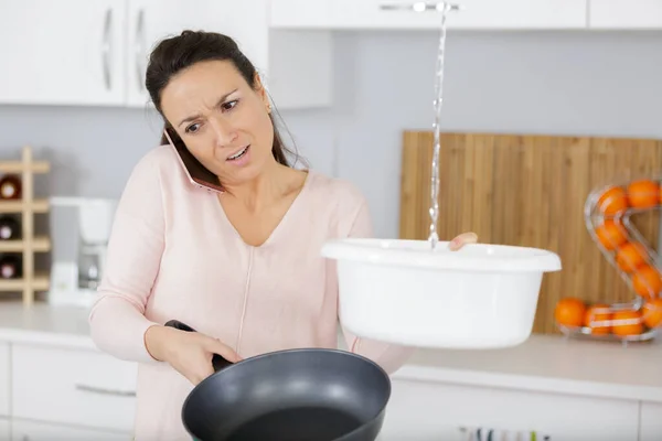 Gefrustreerde Vrouw Die Aanspraak Maakt Een Verzekering Tegen Waterlekken — Stockfoto